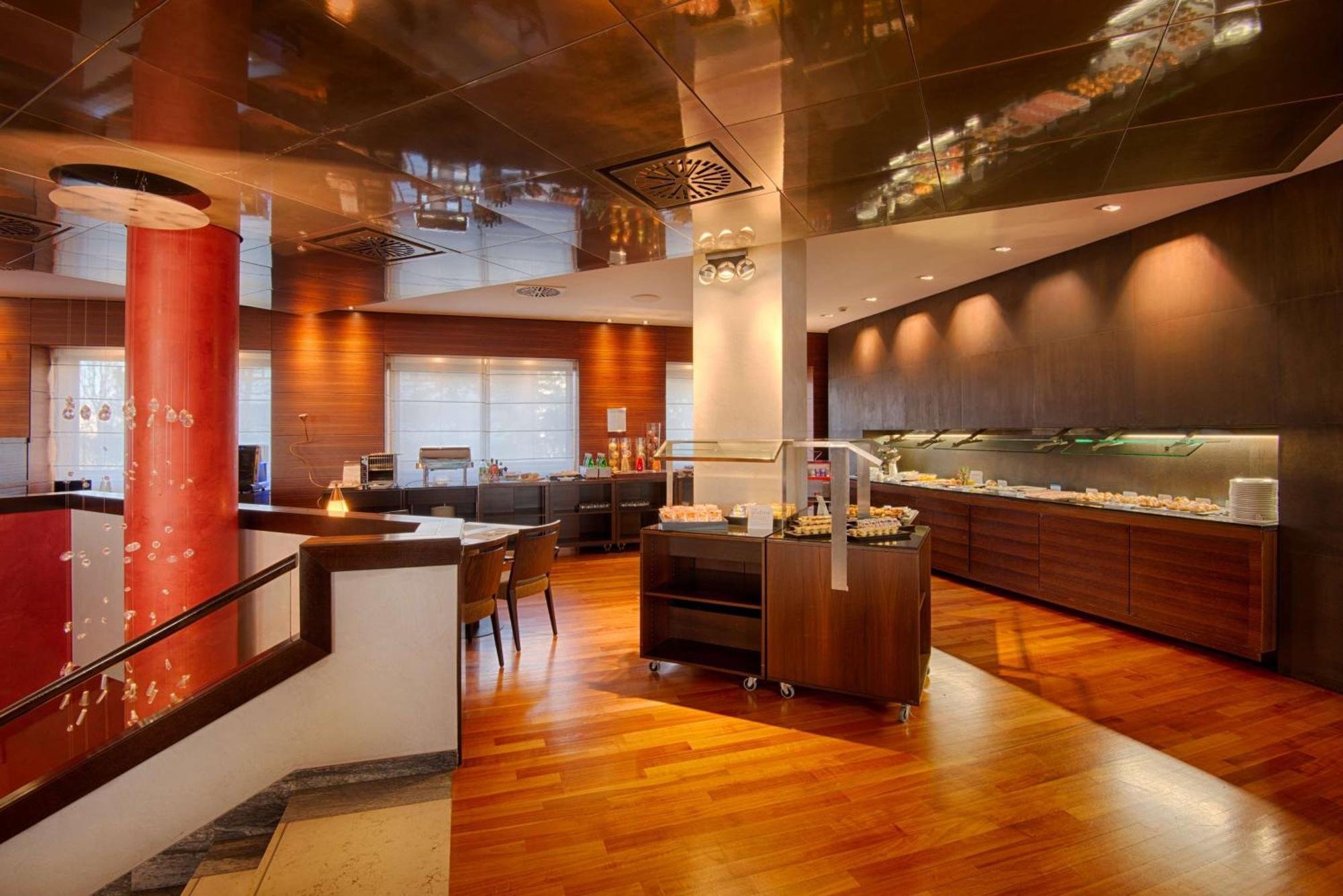 Nh Bologna Villanova Hotel 4*